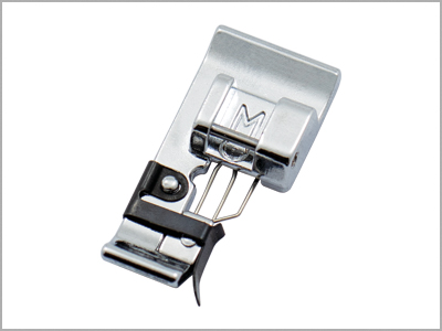 Calcador M para acabamento e ponto tipo overlock 822808008